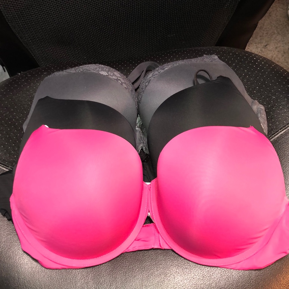 GENTLY USED VS bra pck worn 2 times each, washed.